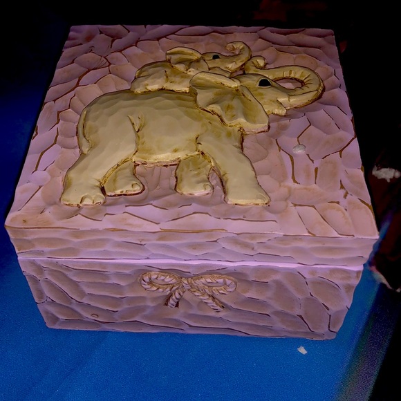 An elephant keepsake box - Picture 1 of 6